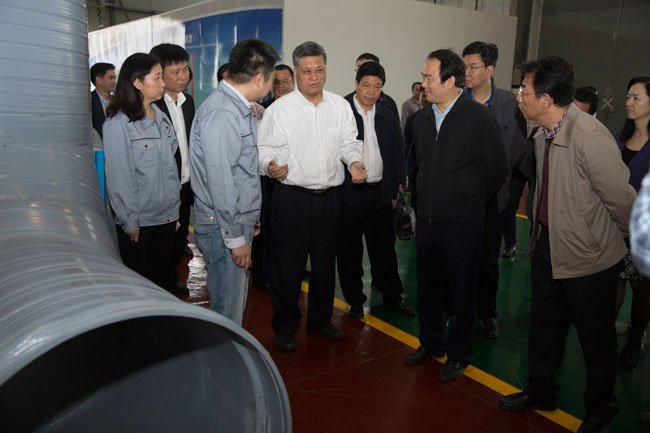 智能管網負責人向馬省長一行介紹項目創新之處.jpg